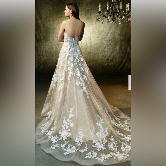 Blue by Enzoani Lili Wedding Dress - Picture 9 of 13